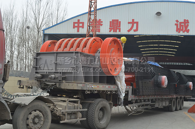 中譽鼎力錘式破碎機發(fā)貨現(xiàn)場