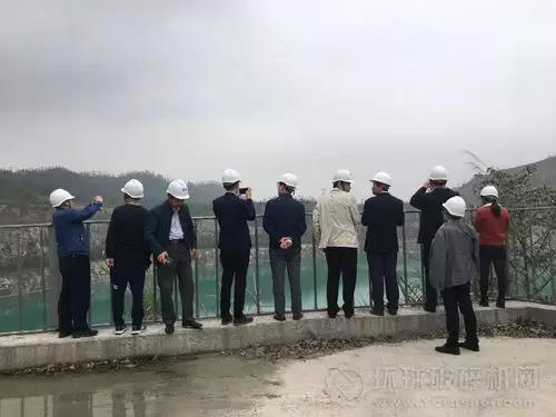 �V����dʯ��(ch��ng)�����T̩ʢʯ��(ch��ng)�Gɫ�Vɽ���O(sh��)ӭ������ɽ�ಿ�T����