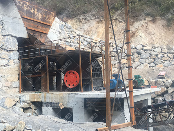 時(shí)產(chǎn)400噸磕石機(jī)