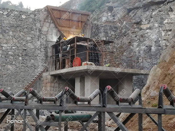 產(chǎn)量200噸的錘式破碎機