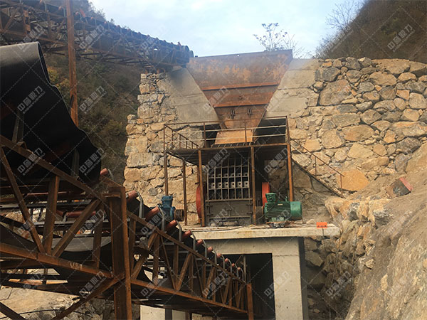 產(chǎn)量200噸的錘式破碎機