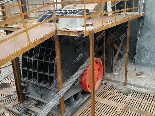 產(chǎn)量200噸的錘式破碎機